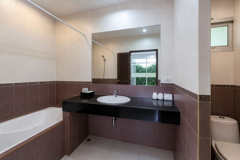 Deluxe Suite, 1 Bedroom, Garden View | Bathroom | Free toiletries, hair dryer, towels, soap