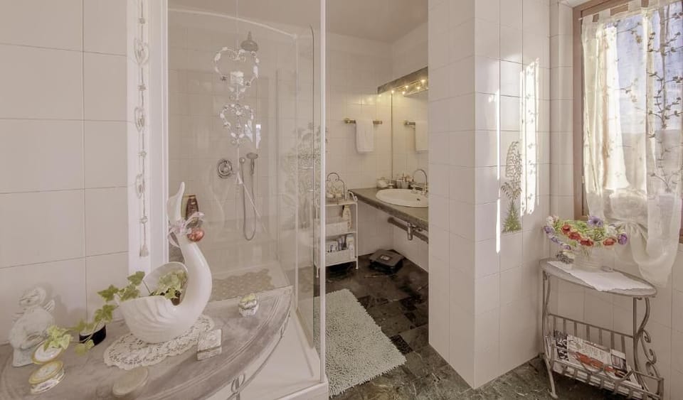 Classic Single Room, Hill View | Bathroom | Free toiletries, hair dryer, bidet, towels