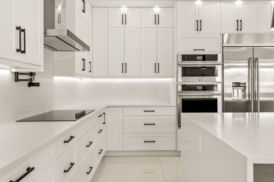 Well-equipped main kitchen adjacent to the living room