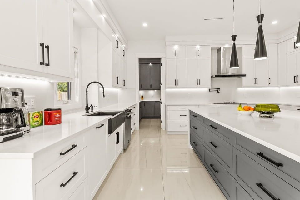 Well-equipped main kitchen adjacent to the living room