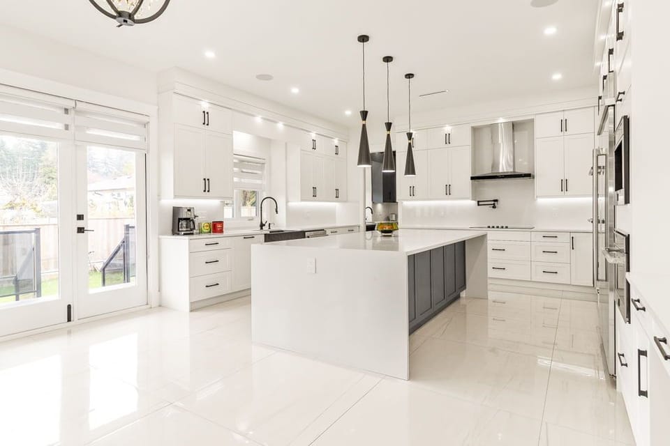  Well-equipped main kitchen adjacent to the living room