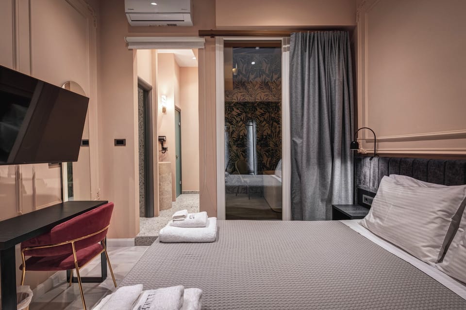 Exclusive Suite | In-room safe, soundproofing, iron/ironing board, free WiFi