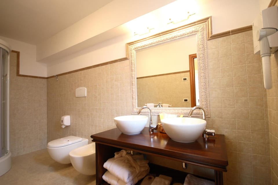 Shower, rainfall showerhead, free toiletries, hair dryer