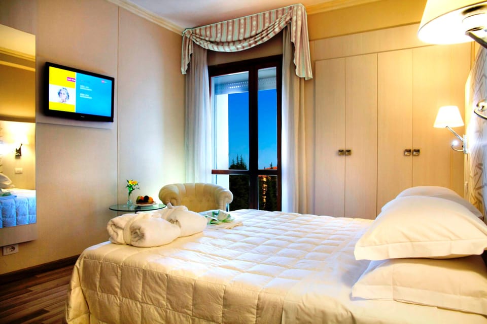 Premium bedding, in-room safe, desk, soundproofing