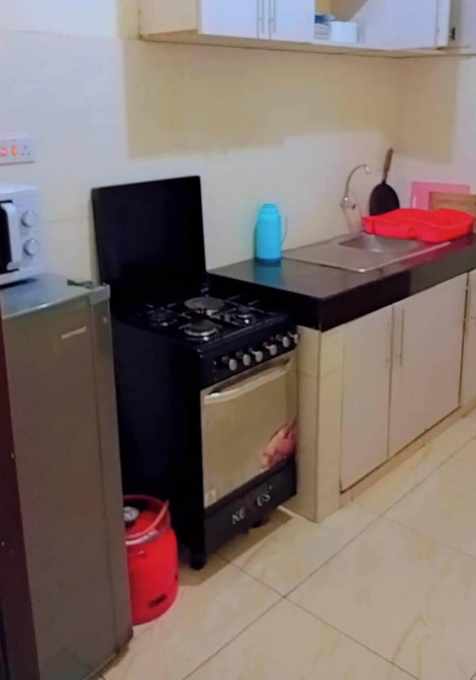 Family Apartment | Private kitchen | Fridge, microwave, cookware/dishes/utensils