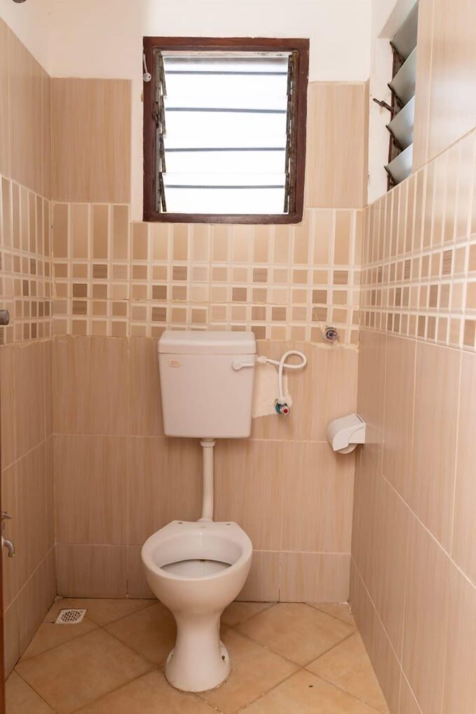 Comfort Double Room | Bathroom | Shower, free toiletries, slippers, towels