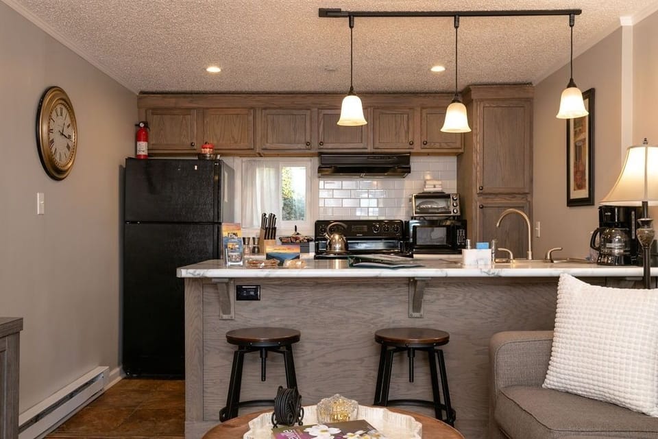 Full Kitchen with all you need to prepare a dinner. 