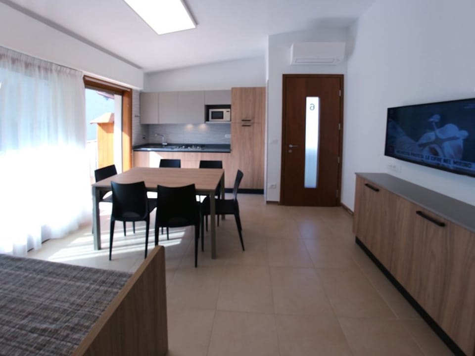 Apartment, 3 Bedrooms, Balcony, Garden View | Dining room