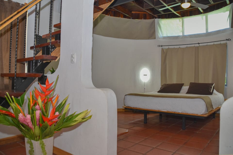 Bungalow Cuadruple | Bathroom | Shower, free toiletries, hair dryer, towels