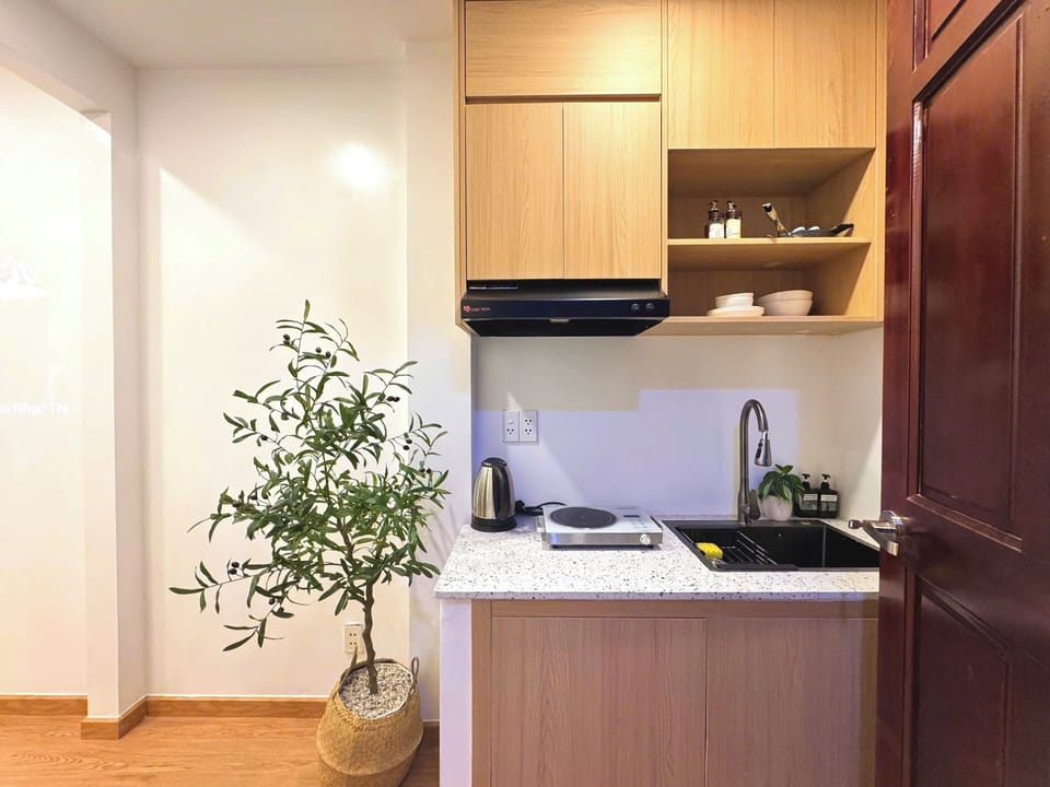 Romantic Double Room | Private kitchen | Mini-fridge, stovetop, cookware/dishes/utensils