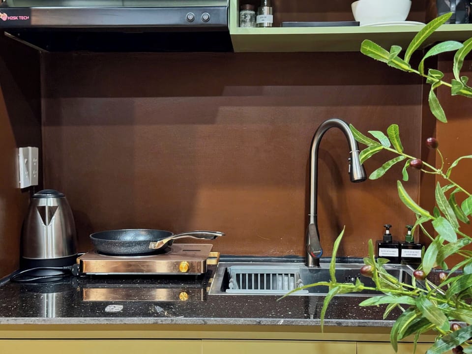 Classic Studio Suite, Balcony, City View | Private kitchen | Mini-fridge, stovetop, cookware/dishes/utensils