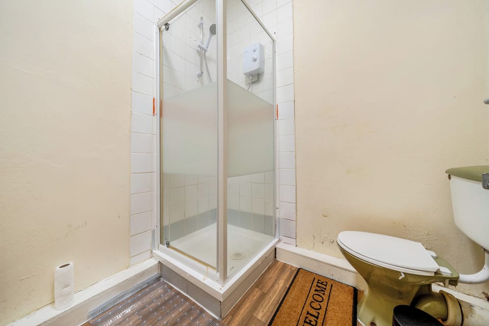 Separate tub and shower, deep soaking tub, towels