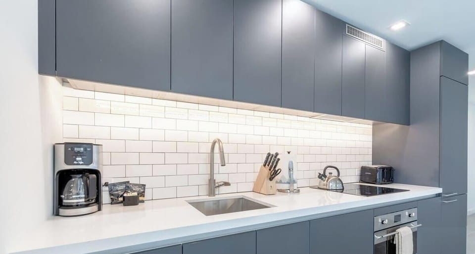 A well-equipped kitchen to prepare meals