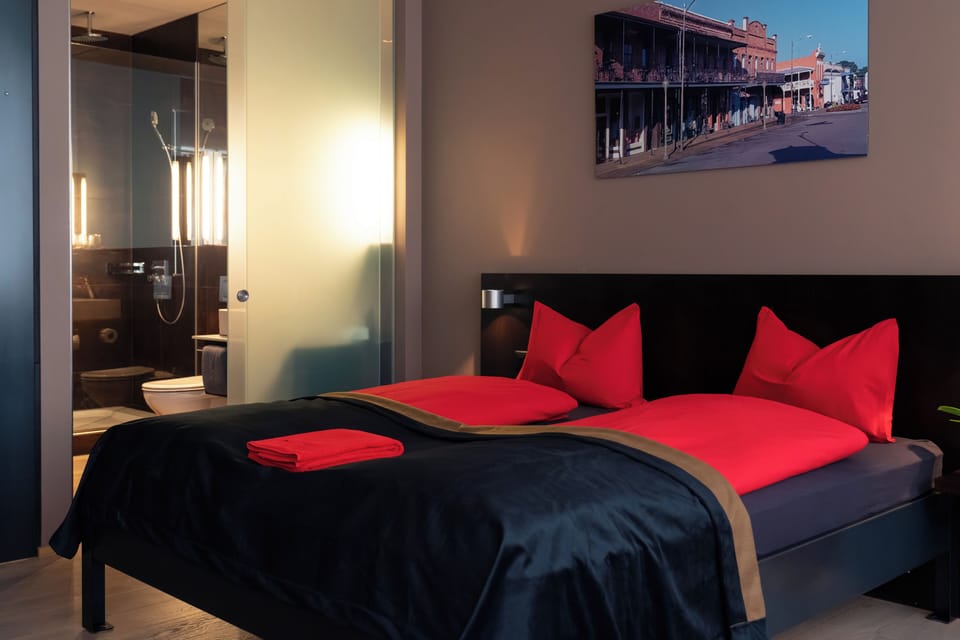 Suite | Desk, laptop workspace, free WiFi