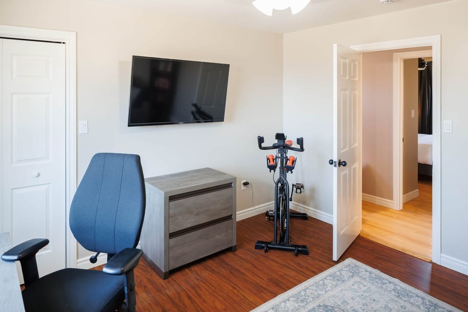 Flexible office space with desk & pull-out couch, perfect for working or accommodating extra guests