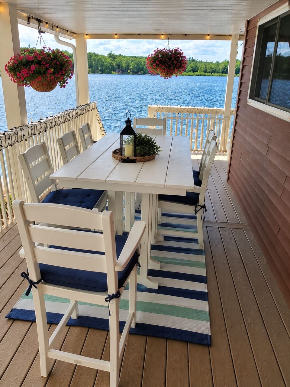 Upper outdoor dining area 