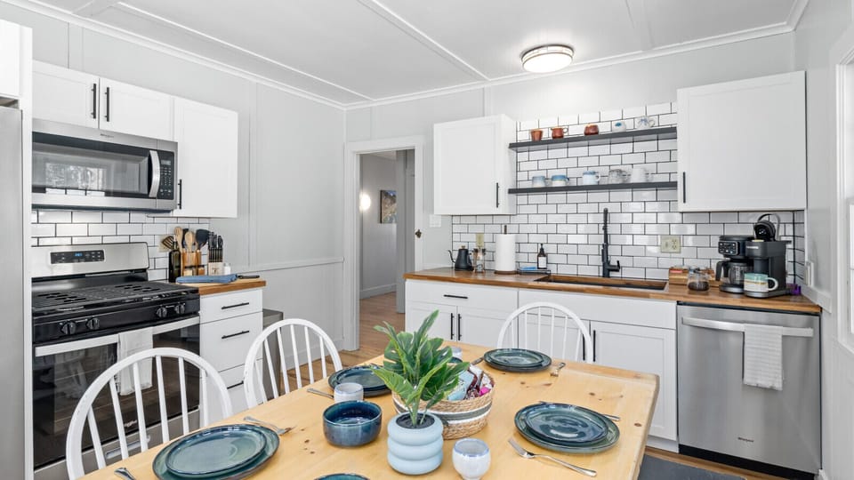 Newly remodeled, fully stocked kitchen