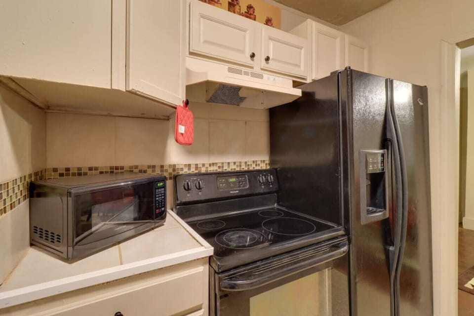 Kitchen | Electric Cooktop | Microwave Oven Upper Cabinets