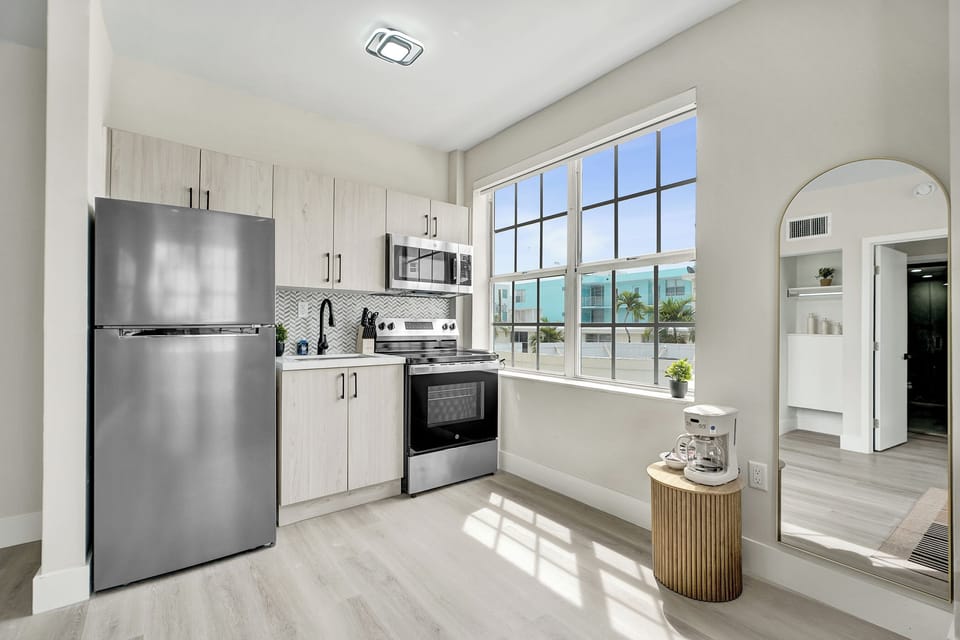 Full-size fridge, microwave, oven, stovetop