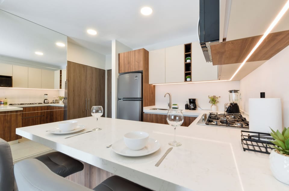Suite, City View | Dining room