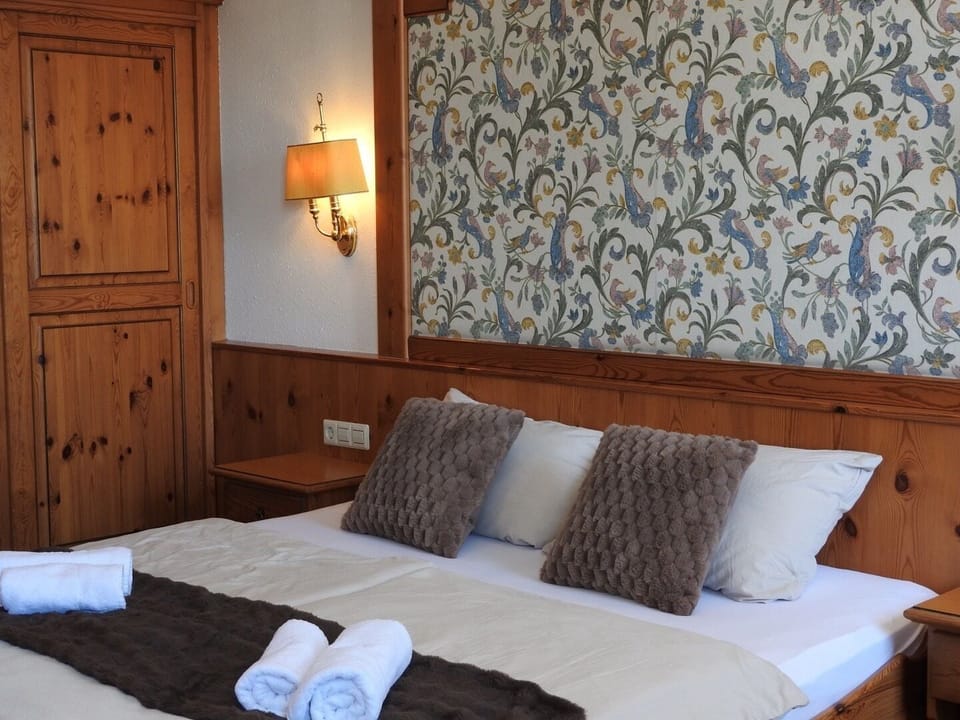 Double or Twin Room | In-room safe, desk, WiFi (free), bed sheets
