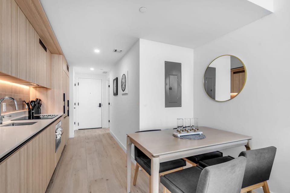 Luxury Downtown 37th Floor  Pool, Gym + Free Parking (9291)