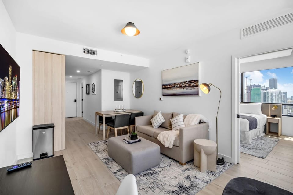Luxury Downtown 37th Floor  Pool, Gym + Free Parking (9292)