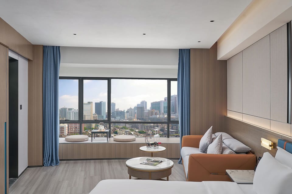 Executive Suite, City View | Desk, laptop workspace, blackout drapes, soundproofing