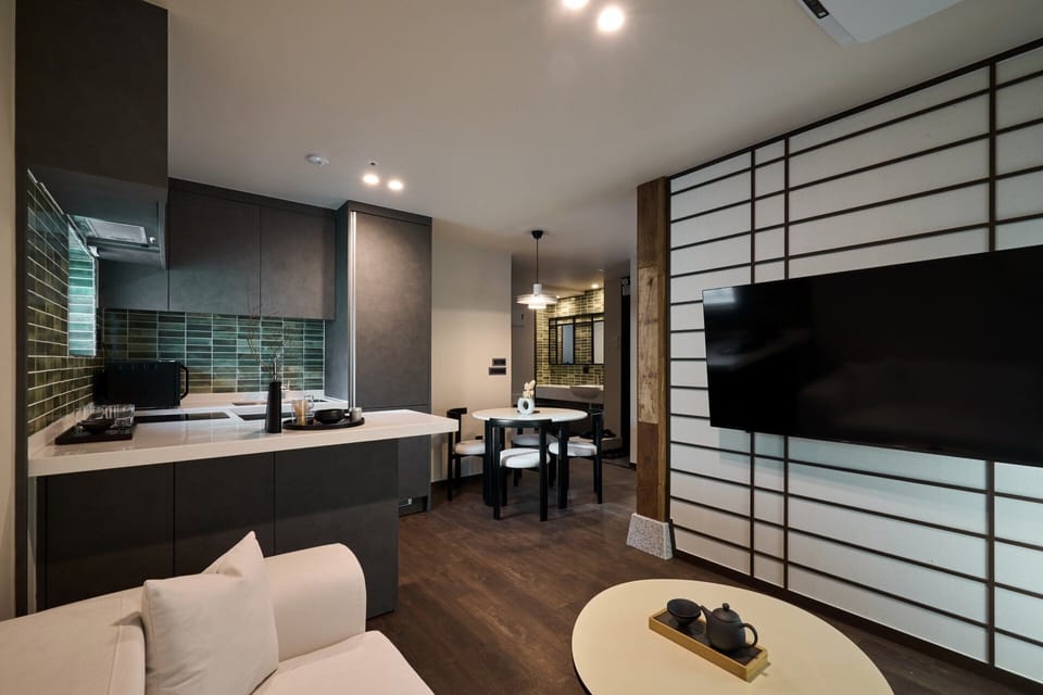 Signature Spa Family | Blackout drapes, soundproofing, free WiFi, bed sheets