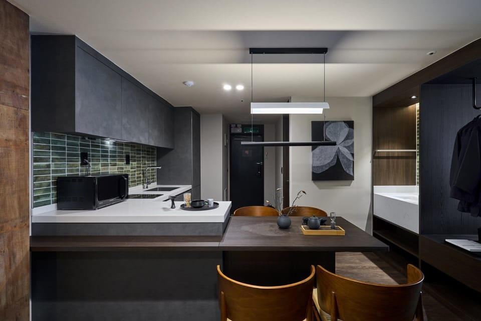 Signature Suite Spa Family | Private kitchenette | Fridge, microwave, stovetop
