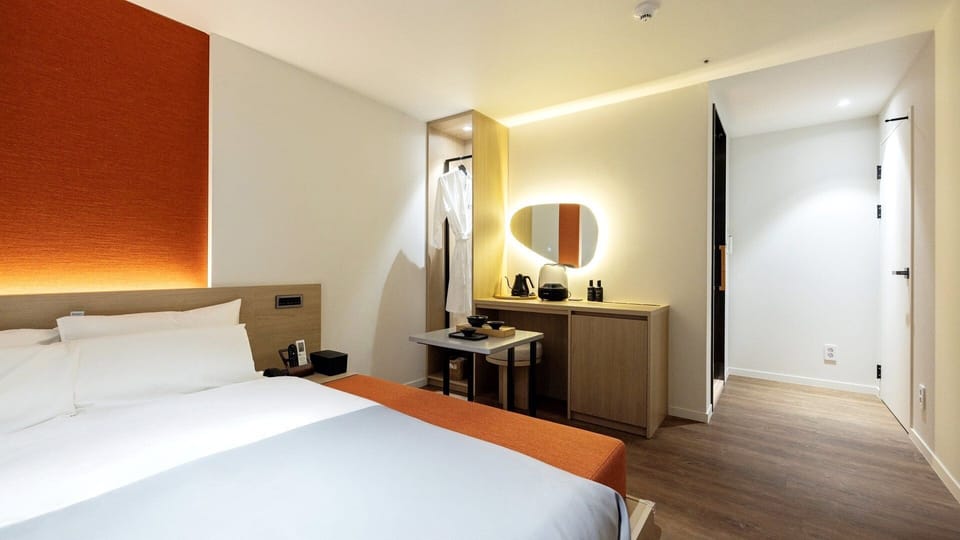 Deluxe-Sauna | Blackout drapes, soundproofing, free WiFi, bed sheets