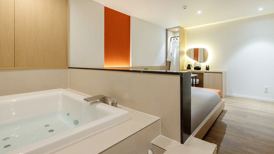 Deluxe-Z Spa | Blackout drapes, soundproofing, free WiFi, bed sheets
