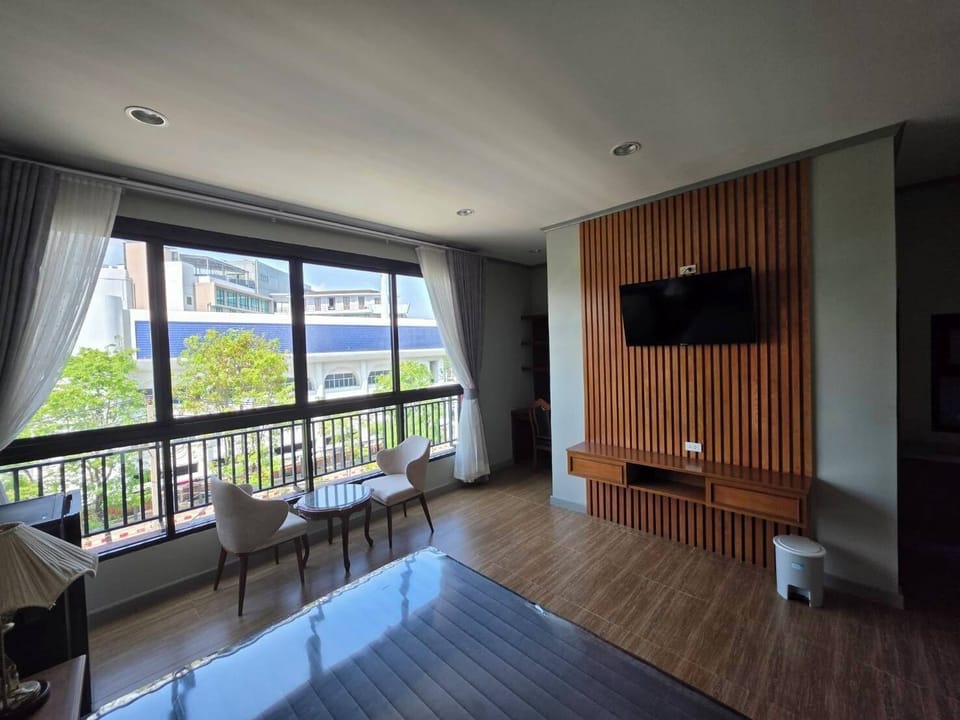 Double Room, City View | Living area
