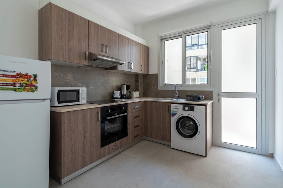 Apartment, 2 Bedrooms, Kitchen, City View | Private kitchen | Coffee/tea maker, full-size fridge, microwave, oven