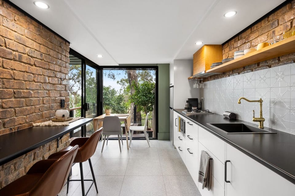 Work on your laptop at the cosy breakfast bar, which also provides additional space for food preparation or dining.
