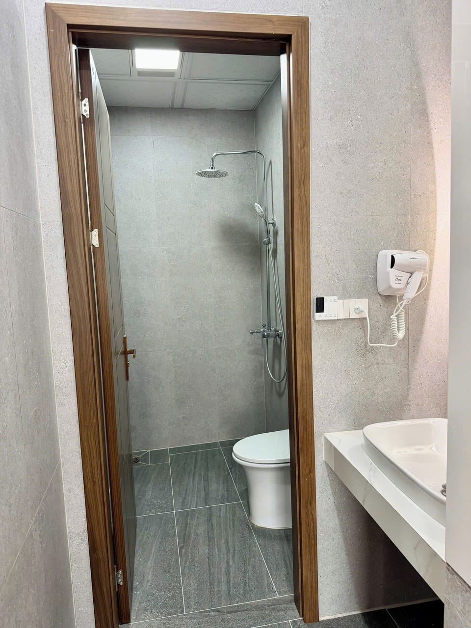 Superior Double Room, City View | Bathroom | Shower, free toiletries, hair dryer, slippers