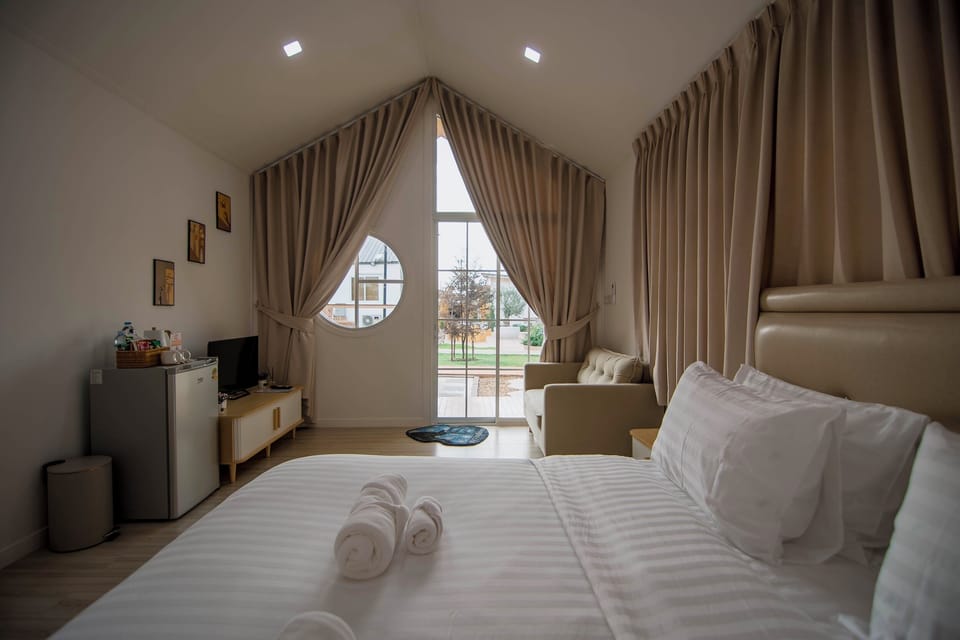 Standard Room, 1 King Bed | Free WiFi, bed sheets
