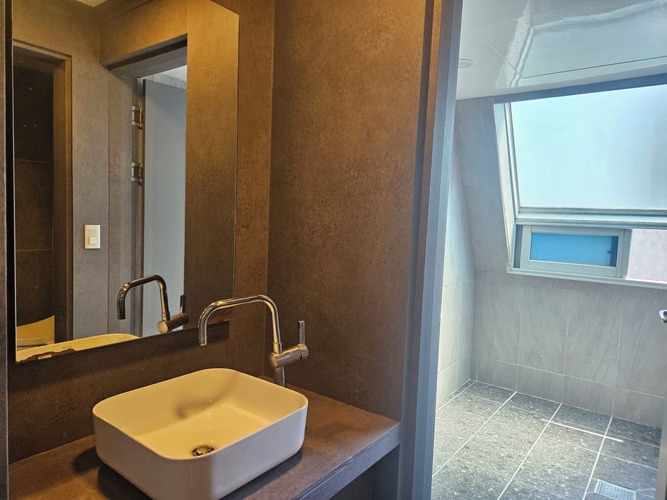vvip - Parking not available | Bathroom