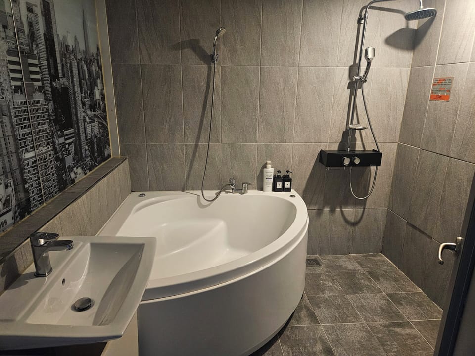 Deluxe Double Ocean View - No Parking | Bathroom