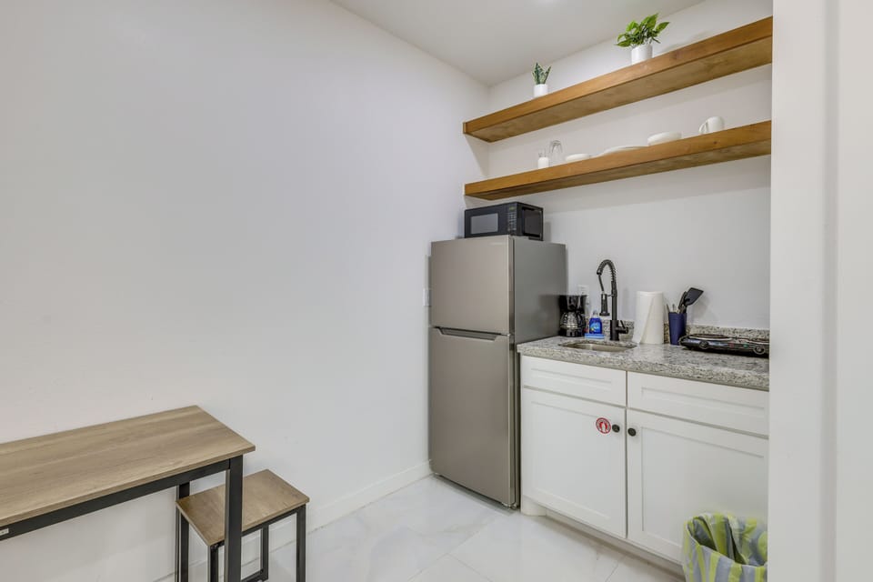 Kitchenette | Hot Plate | Toaster