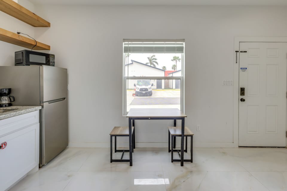 Dining Area | Dishware/Flatware Provided