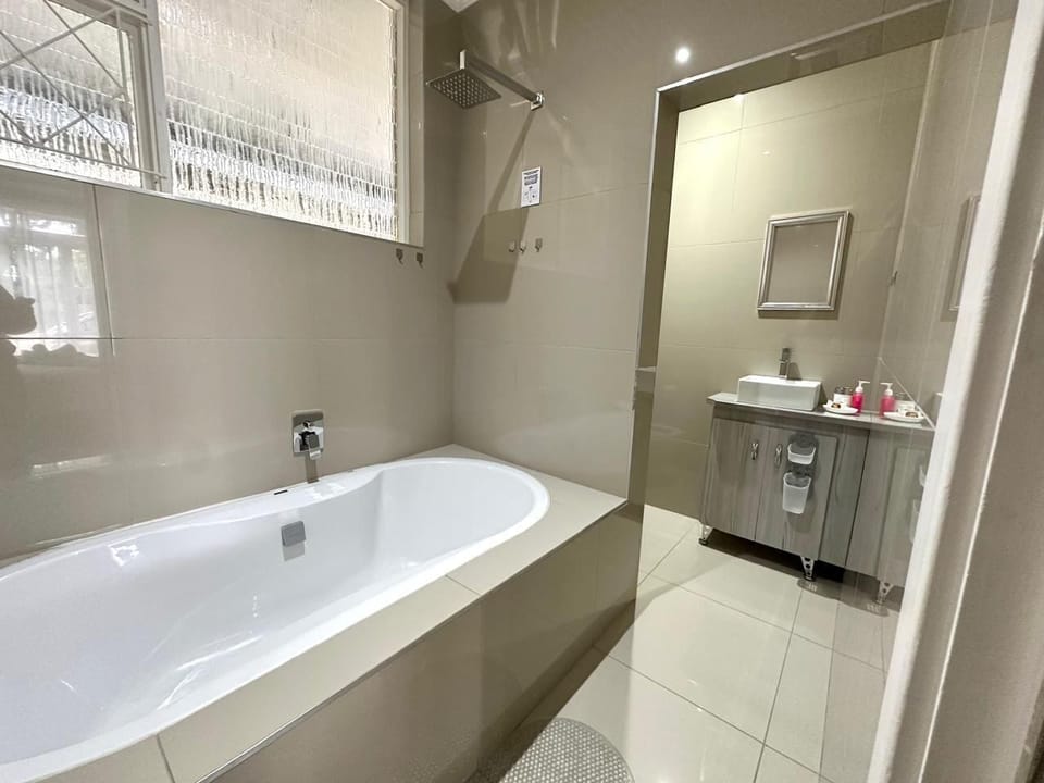 Comfort Double Room | Bathroom | Towels, soap, shampoo, toilet paper