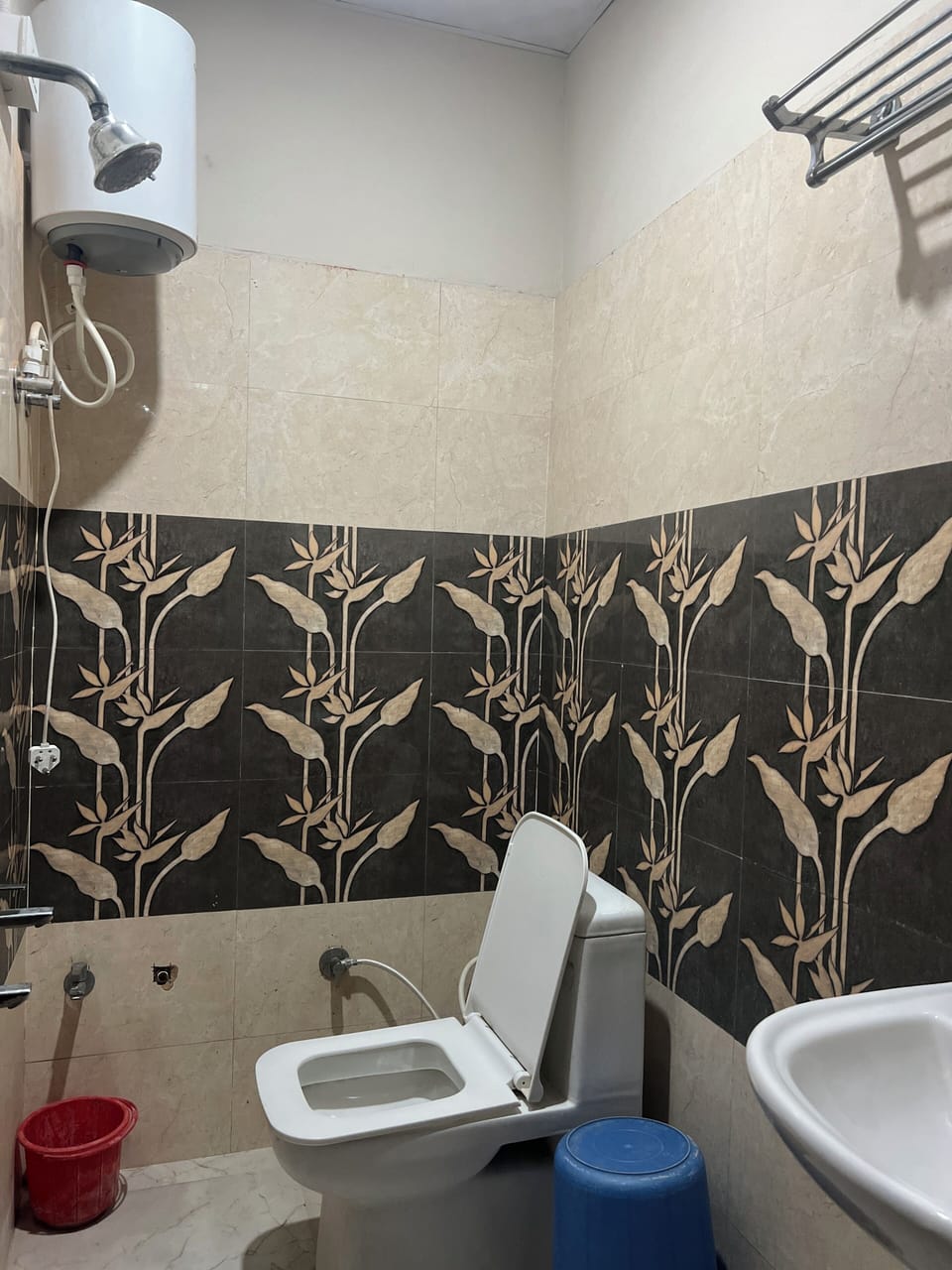 Deluxe Double Room | Bathroom | Combined shower/tub, towels, soap, shampoo