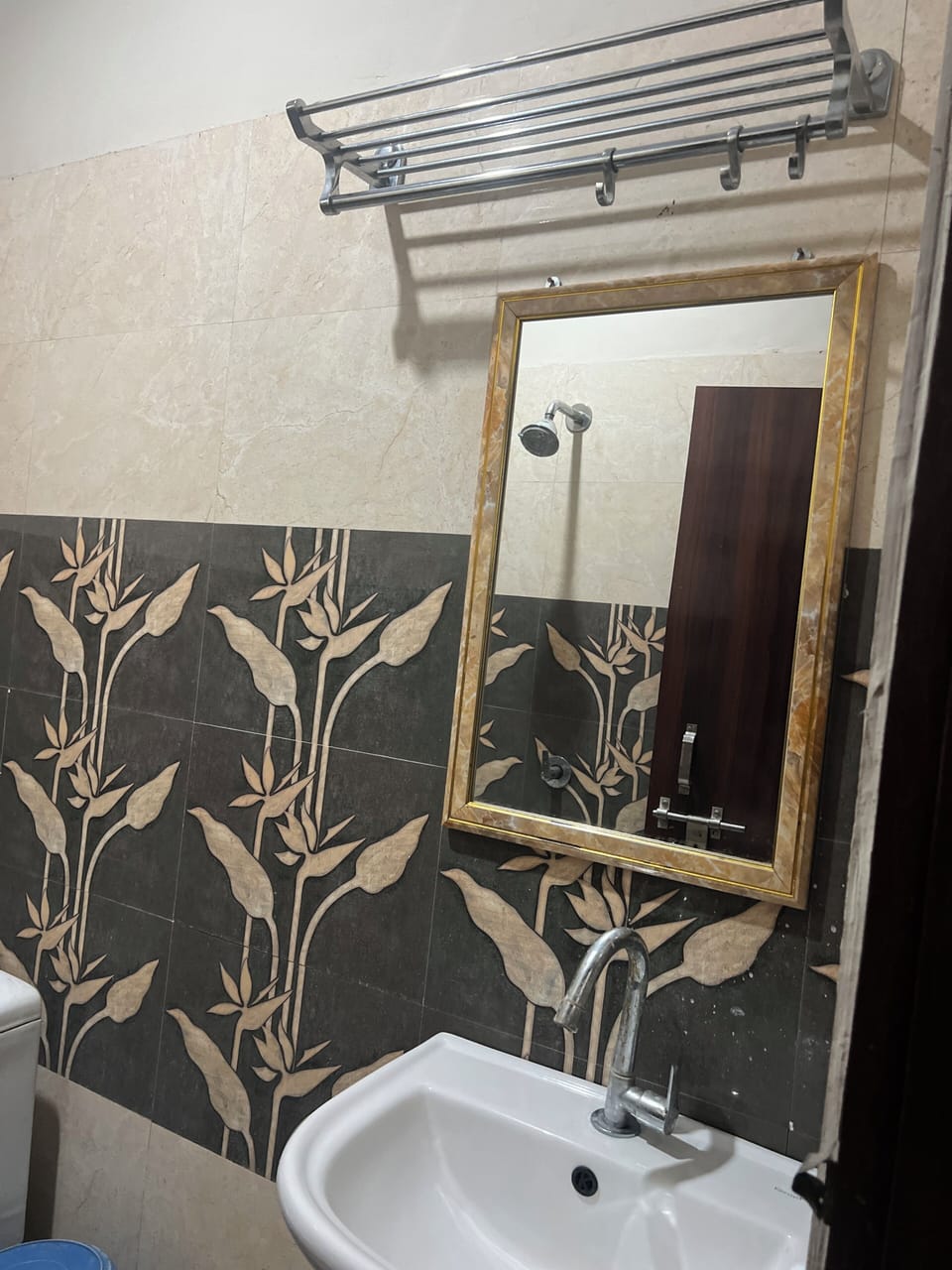 Comfort Single Room, 1 Double Bed | Bathroom | Combined shower/tub, towels, soap, shampoo