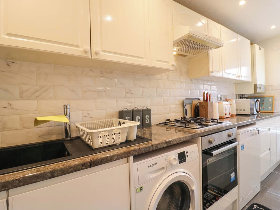 Dishwasher, cookware/dishes/utensils