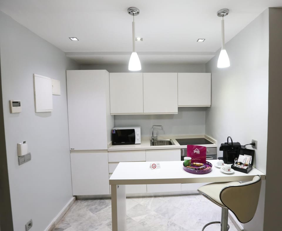 Full-size fridge, microwave, coffee/tea maker, electric kettle