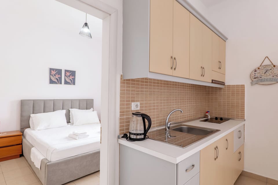 Family Apartment | Desk, WiFi (free), bed sheets