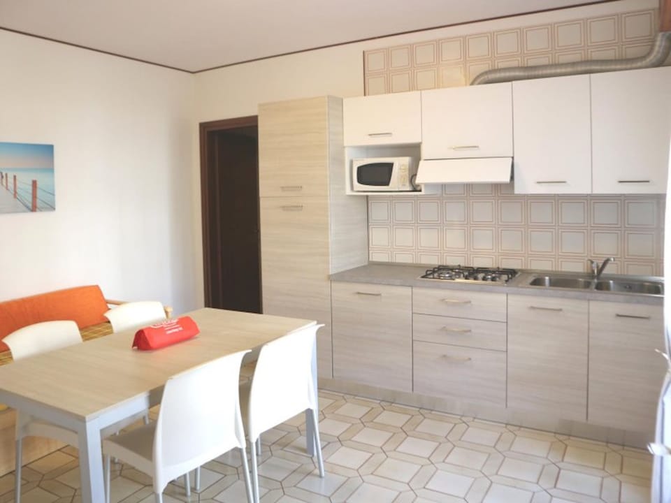 Apartment, 1 Bedroom, Balcony, Garden View | Interior