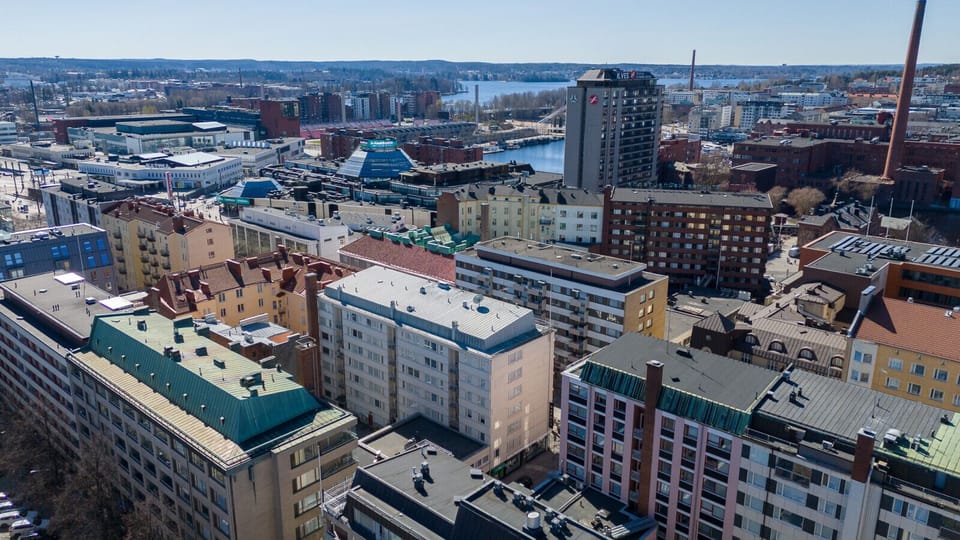 The ultimate city-center location. From high above, see how close you are to the lakes, parks, and the vibrant pulse of the city`s main streets