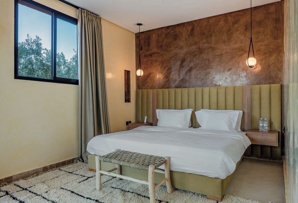 Premium bedding, free minibar items, in-room safe, laptop workspace